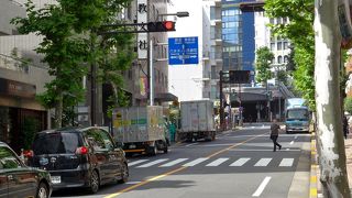 乃木神社前の坂道です