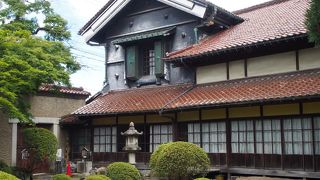 木製のらせん階段があります