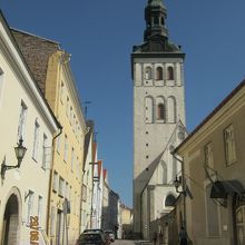 聖ニコラス教会の尖塔が見えます。