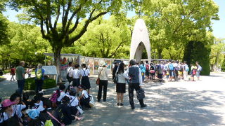 平和を祈っている少女の姿です！