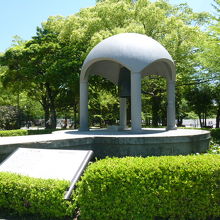 付近にある平和の鐘です