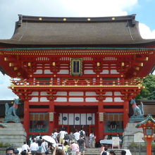 この楼門の先に本殿はあります