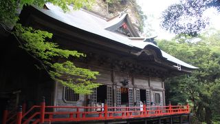 両子山の山腹にある寺院