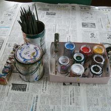 石灰石にペンキで文字や絵を描きます