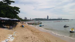 泳いでいる人は少ないです