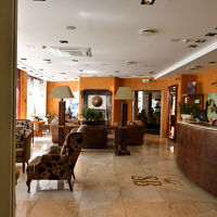 ホテルフロントおよびロビー．