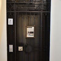 レトロなエレベーターで狭いです．