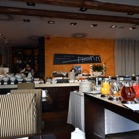 朝食ビュッフェ．