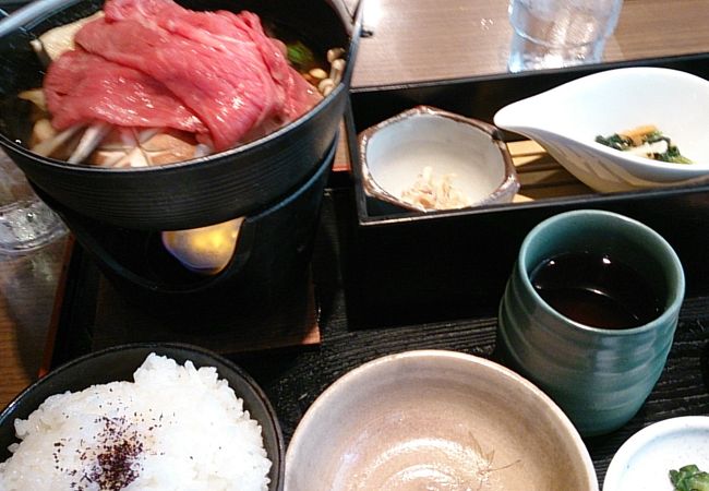 人気はローストビーフ丼