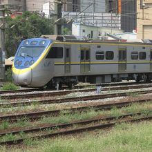 建物横のベンチから列車を見ることが出来ます