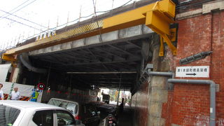 赤レンガの壁面は広範に残っていてレトロな雰囲気を感じます～ 