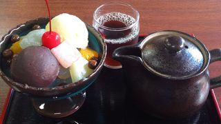 和田塚駅の線路沿いにある甘味処