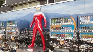 自販機で買うと、でかいウルトラマンが　「ジュワッチ！」　と叫ぶ。