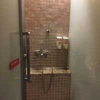 シャワー綺麗です、ロッカーあります