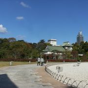 富山市立郷土博物館と佐藤記念美術館が向かい合ってあります