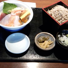 海鮮丼ランチ、ミニ麺は冷たいおそば