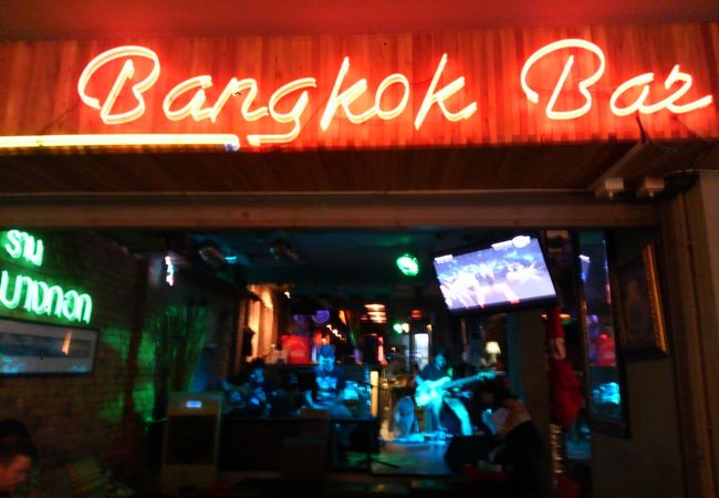 ランブトリ通りの生演奏のバー