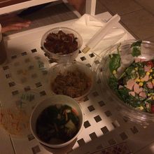 真ん中の奥２つがアヒポキ。容器は深さもありボリュームがありま