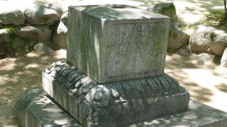 吹き飛ばされ、当時の姿で残っている墓石！