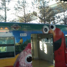 セサミストリートなどが派手に描かれた車両もあります。