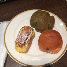 パンの食べ放題で新しいパンを持ってきてもらえます。
