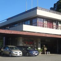 坂道を登ったところにある