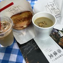 外のテーブルでランチ