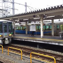 魚津方面は高架化されていません。