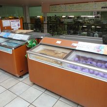 食べ放題のアイスたちのコーナー