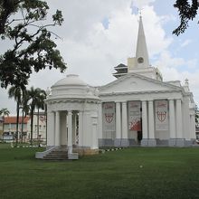 白く美しいセントジョージ教会