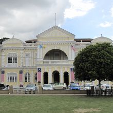 美しい英国様式の建物