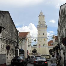 リトルインディアの街の先に建つアチェモスクの尖頭