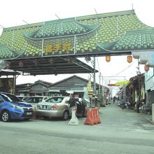 中華系一族が棲む桟橋に広がる街