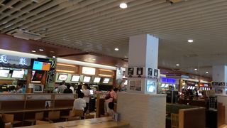 混みあっている食事処