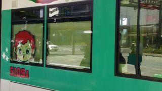 カープのラッピング電車も走っています。