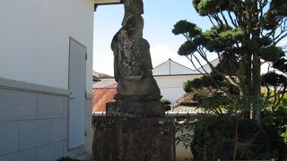 雪の朝 二の字二の字の 下駄の跡