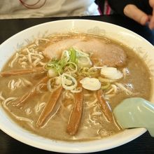 私は普通にラーメン。極煮干しというらしいけど好みの味。