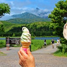 はまなす・熊笹アイスを片手にオタトマリ沼と利尻富士を眺める