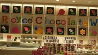 空港ターミナルにある