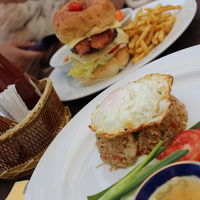 プールサイドバーでのランチ。美味しい。