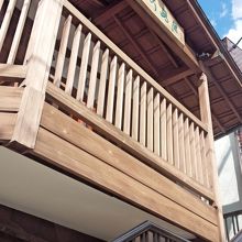 店舗は２階、下は駐車場２台