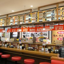 掲示物のにぎやかな店内