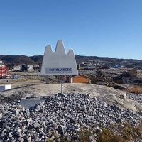 ホテル入口の案内標識