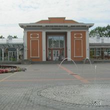 右側にツーリストインフォメーションがあります。