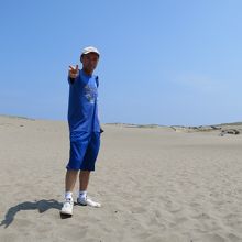 砂丘をバックに