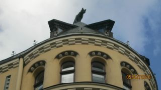 大商人の館の屋根の上に像があります。