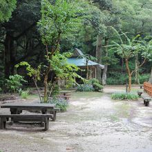 大宮池前の休憩所