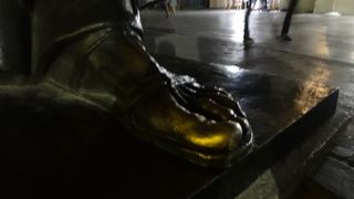 左足の親指を触ると幸運が訪れる！