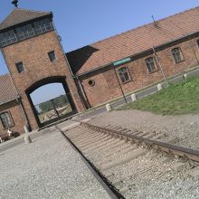 死の門　引き込み線が続く