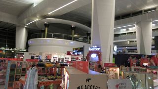 幅広くお土産が売っています。